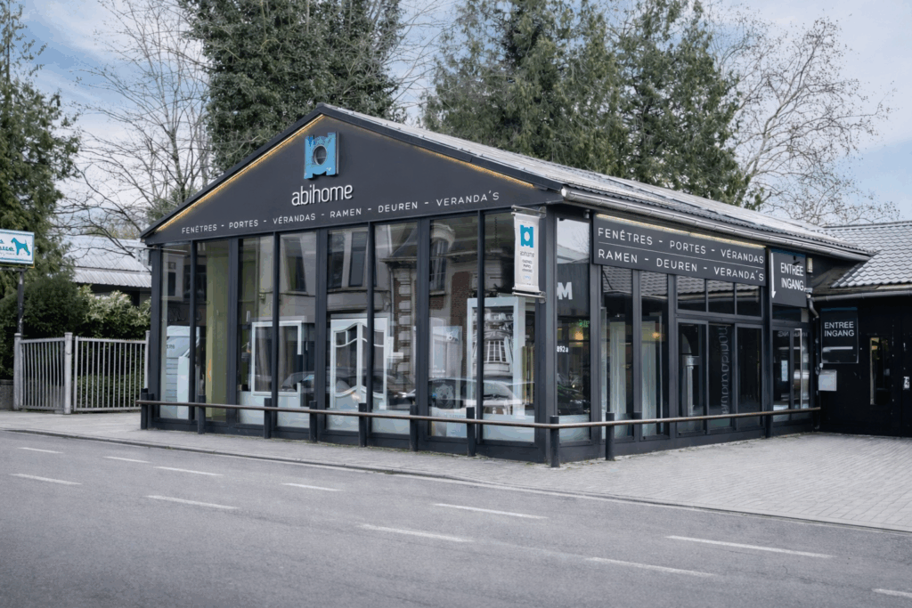Showroom Abihome d'Uccle, pavillon vitré à structure anthracite en bord de route