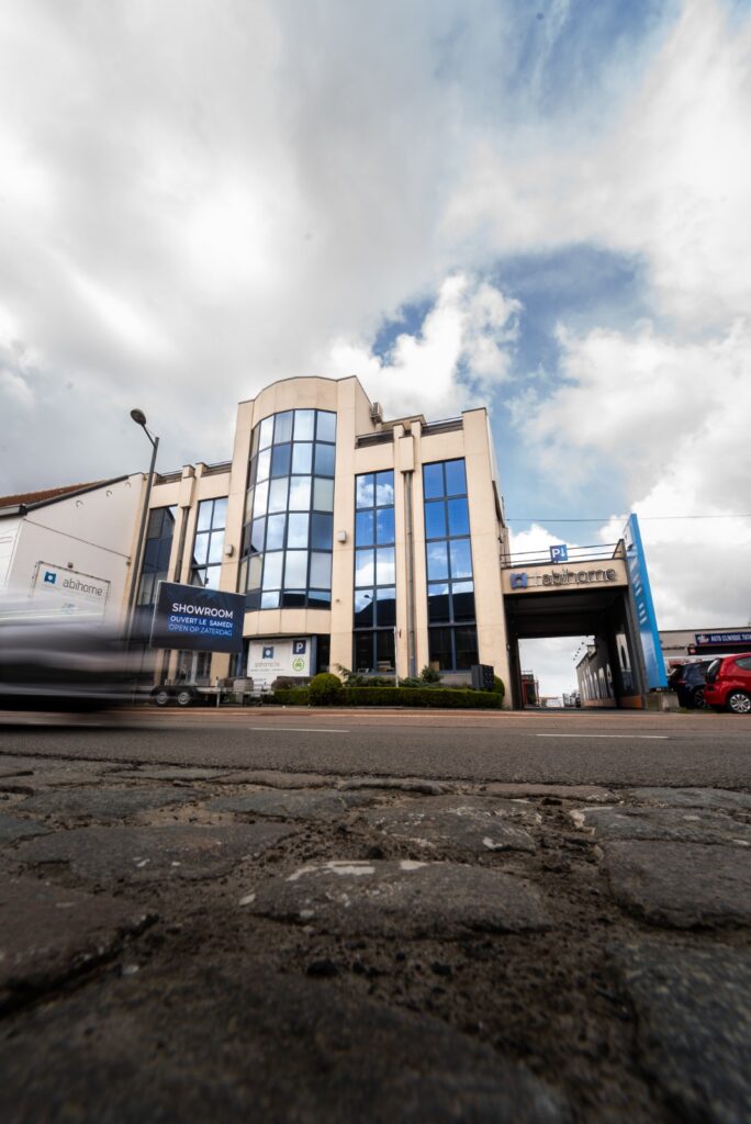 Showroom Abihome de Bruxelles, bâtiment à façade vitrée en bord de chaussée