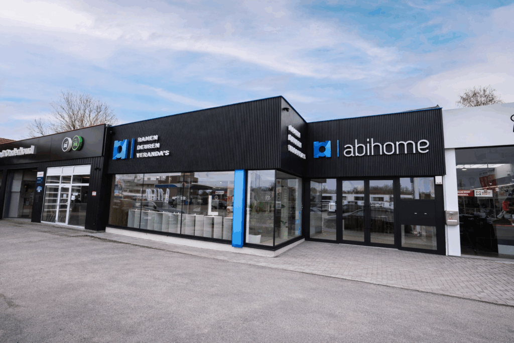 Showroom Abihome de Herent, façade noire avec enseigne « Ramen Deuren Veranda's »