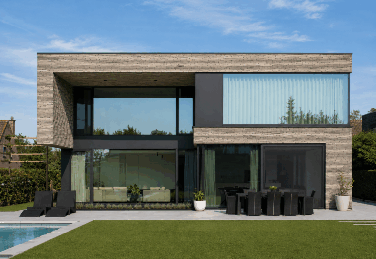 Villa contemporaine en briques claires avec grandes baies en aluminium noir au bord d'une piscine