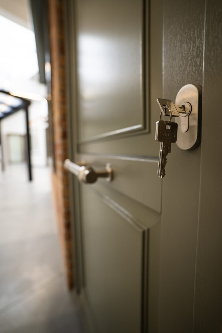 Clé dans le cylindre de sécurité d'une porte d'entrée vert olive