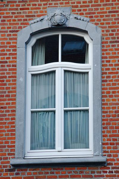 ANTIQUE-STYLE WOODEN FRAME IN BRUSSELS